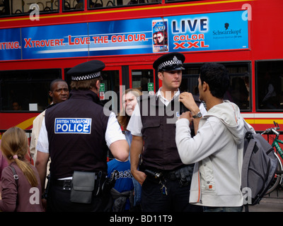 Offiziere der British Transport Police Beantwortung von Fragen aus dem Publikum mit roten Bus im Hintergrund London Stockfoto