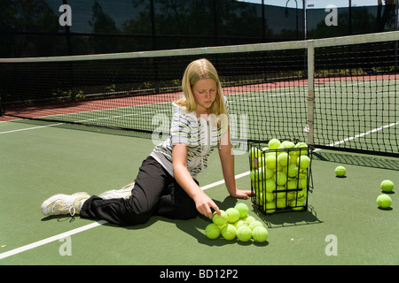 Kalifornien USA 11-12 jährigen alten 6. Klasse Mädchen Jahr 10 / 11 jährigen Bau einer Pyramide von Kugeln, Form tetrahedron.math Problem Hausaufgaben Stockfoto