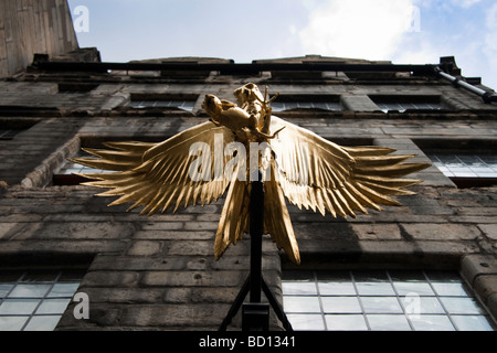 Eine vergoldete Kupfer-Hawk mit ausgebreiteten Flügeln außerhalb Gladstones Land auf Edinburghs Royal Mile Stockfoto