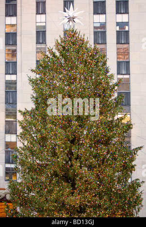 Der Weihnachtsbaum am Rockefeller Center im Laufe des Tages. Stockfoto