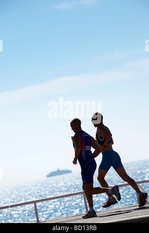 Jogger auf der Promenade des Anglais mit Kreuzfahrtschiff im Hintergrund schöne Provence-Alpes-Cote d Azur französische Riviera Frankreich Stockfoto