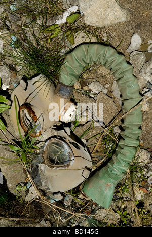 Verlassene Gasmaske auf sowjetische u-Boot Basis, Kurilen-Inseln, Russland Stockfoto