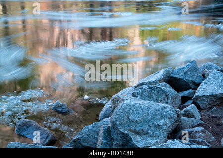 Eis brechen sich im Frühjahr Merced River Yosemite Nationalpark, Kalifornien Stockfoto