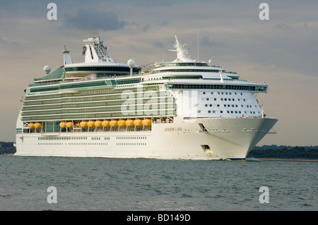 Royal Caribbean Cruise Liner Navigator der Meere, Southampton Water, Hampshire, England, UK Stockfoto