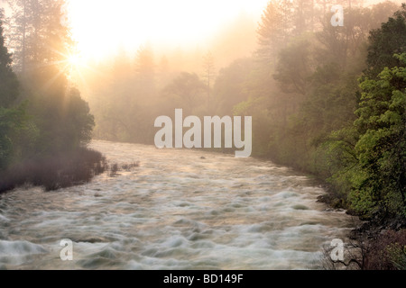 Sonnenaufgang auf dem Merced River Yosemite Nationalpark Kalifornien Stockfoto