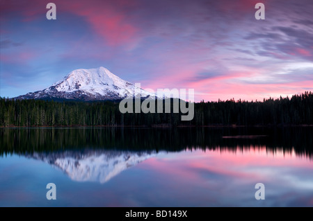 Sonnenuntergang mit Reflexion im Takhlakh-See und Mt Adams Washington Stockfoto