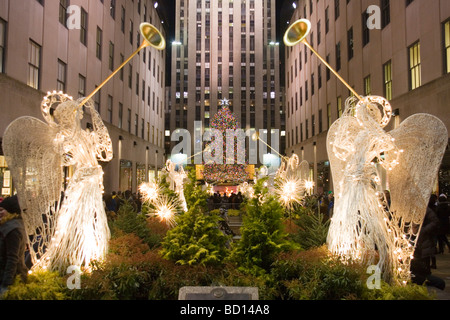 Der Weihnachtsbaum am Rockefeller Center und Engel in der Nacht. Stockfoto