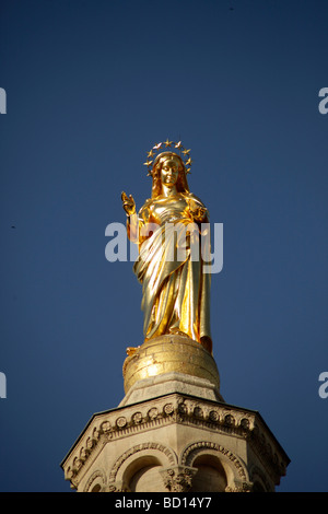 Vergoldete Statue der Heiligen Maria, auf dem Dach der Kathedrale von Avignon, Provence, Frankreich, Europa Stockfoto