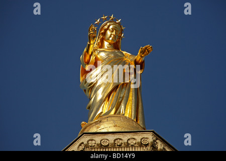 Vergoldete Statue der Heiligen Maria, auf dem Dach der Kathedrale von Avignon, Provence, Frankreich, Europa Stockfoto