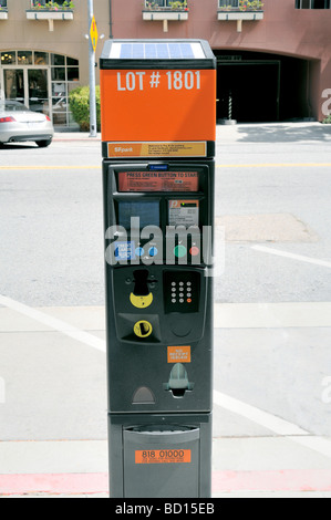 Solarbetriebene moderne Parkplatzanzeige in San Francisco nimmt Währung oder Debitkarte. Stockfoto