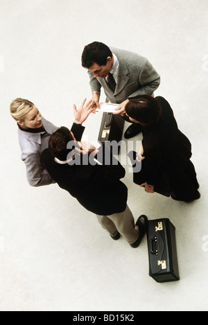 Geschäftspartnern stehen zusammen mit Diskussion, erhöhte Ansicht Stockfoto