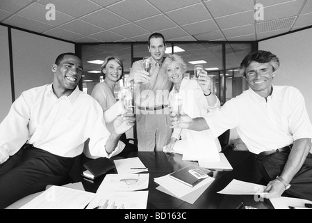 Geschäftspartnern feiern mit Champagner im Büro Stockfoto