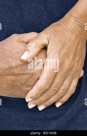 Frau Hand ruht auf der Oberseite des Mannes Hand, Nahaufnahme Stockfoto