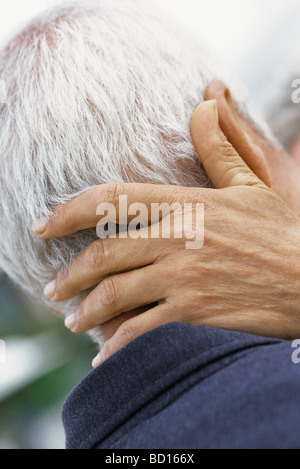 Zarte Frauenhand am Nacken des Mannes, Nahaufnahme Stockfoto