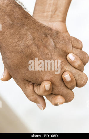 Paar Hand in Hand, beschnitten, Ansicht Stockfoto