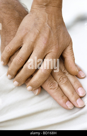 Frau Hand ruht auf der Oberseite des Mannes Hand, Nahaufnahme Stockfoto