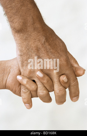 Des Mannes Hand, die zarte Frauenhand Stockfoto