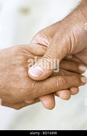 Des Mannes Hand, die zarte Frauenhand Stockfoto