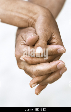 Paar Hand in Hand, beschnitten, Ansicht Stockfoto