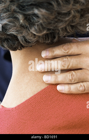 Hand des Mannes am Nacken der Frau, Nahaufnahme Stockfoto