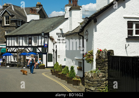 The Queens Head Pub im Sommer Hawkshead Village Cumbria England Großbritannien Großbritannien GB Großbritannien Stockfoto