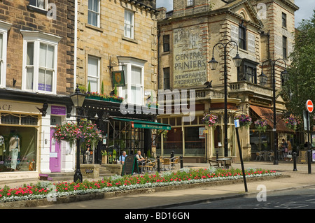 Geschäfte Geschäfte Pubs Bars und Restaurants im Sommer Montpellier Parade Harrogate North Yorkshire England Vereinigtes Königreich GB Großbritannien Stockfoto