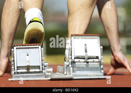 Läufer auf Startblöcken, beschnitten Rückansicht Stockfoto