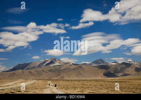 Motorradfahrer auf ihrem Weg von Pang Tanglang La Reiten durch die weitere Ebenen (auf der Leh-Manali-Straße). Stockfoto