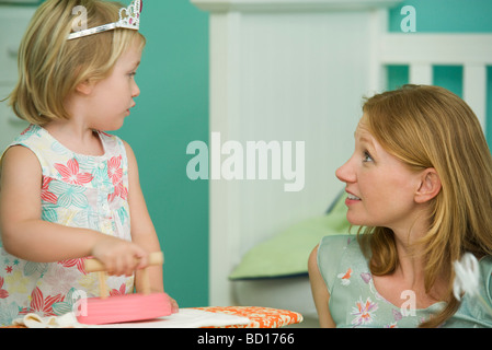 Kleines Mädchen spielt mit Mutter Stockfoto