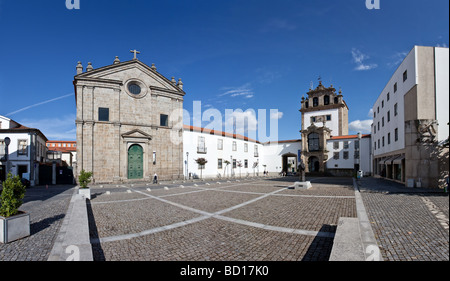 Sao Paulo Platz Stadt Braga, Portugal. Auch Sen der Kirche Sao Paulo und Nossa Senhora da Torre Kapelle (links). Stockfoto