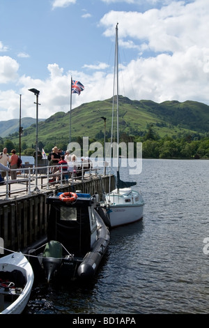 Boote vertäut am Lake Ullswater. Stockfoto