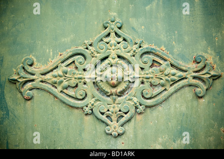 Dekoratives Detail auf grünen Eisentor französische Haus Eingang Stockfoto