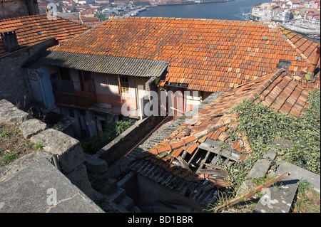 zerstört die roten Dächer von Häusern mit gebrochenen Balkone Porto Portugal Stockfoto