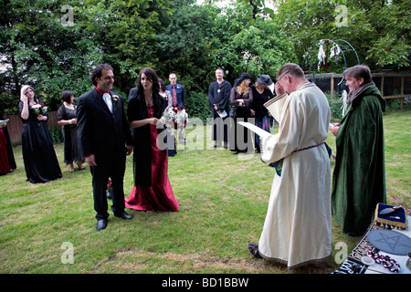 Eine heidnische Handfast Hochzeitszeremonie in Swindon, Wiltshire Stockfoto