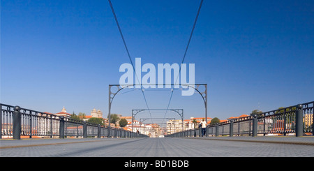 Vorderansicht des u-Bahn-Brücke Porto Portugal Stockfoto