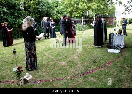 Eine heidnische Handfast Hochzeitszeremonie in Swindon, Wiltshire Stockfoto