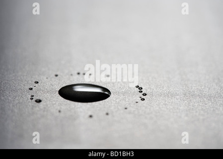 Wassertropfen auf graue Oberfläche Stockfoto