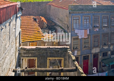 Luftaufnahme der zerstörten Armenhäuser Porto Portugal Stockfoto