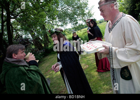 Mead, betrunken bei einer heidnischen Handfast Hochzeitszeremonie in Swindon, Wiltshire Stockfoto