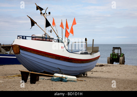 Angelboote/Fischerboote hochgezogen am Strand von Vorupør an der Westküste von Jütland, Dänemark. Stockfoto