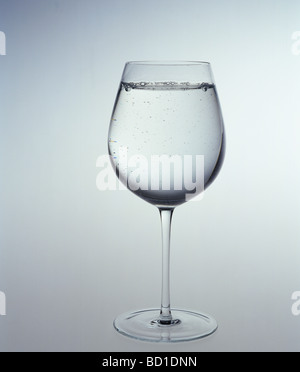 Wasser im Weinglas Stockfoto