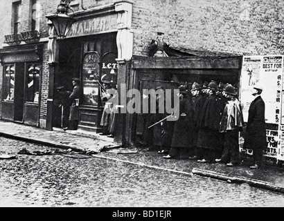 WINSTON CHURCHILL als Innenminister an der Belagerung der Sidney Street in East London am 3. Januar 1911. Er ist im linken Zylinder Zentrum Stockfoto