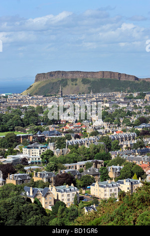 Salisbury Crags, Edinburgh, vom Blackford Hill. Stockfoto