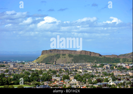 Salisbury Crags, Edinburgh, vom Blackford Hill. Stockfoto