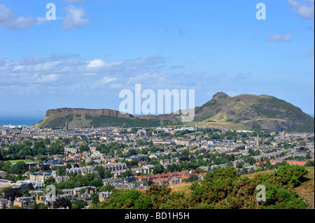 Salisbury Crags und Arthurs Seat, Edinburgh, vom Blackford Hill. Stockfoto