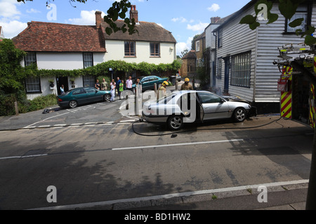 Feuerwehrleute aus Kent Feuerwehr und Rettungsdienst befassen sich mit einem Auto Feuer im Dorf Herne auf der A291 Kent UK Stockfoto