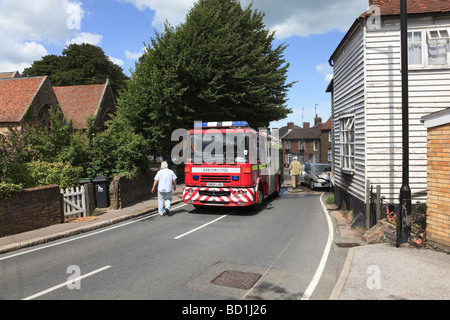 Feuerwehrleute aus Kent Feuerwehr und Rettungsdienst befassen sich mit einem Auto Feuer im Dorf Herne auf der A291 Kent UK Stockfoto