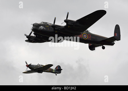 Das Battle of Britain Memorial Flüge Avro Lancaster in Formation mit der Hawker Hurricane Stockfoto