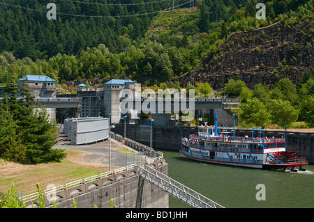 Eine Paddel auf Rädern Touristenboot betreten das Schloss an die Bonneville Verriegelung und Verdammung auf dem Columbia River, Oregon, USA. Stockfoto