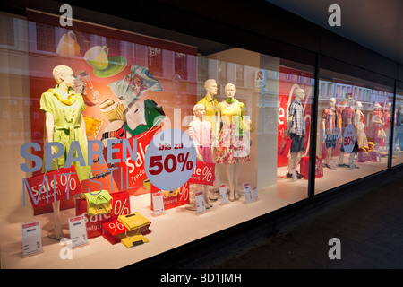 Kaufhaus-Schaufenster mit Verkaufsobjekte in Deutschland, Europa Stockfoto